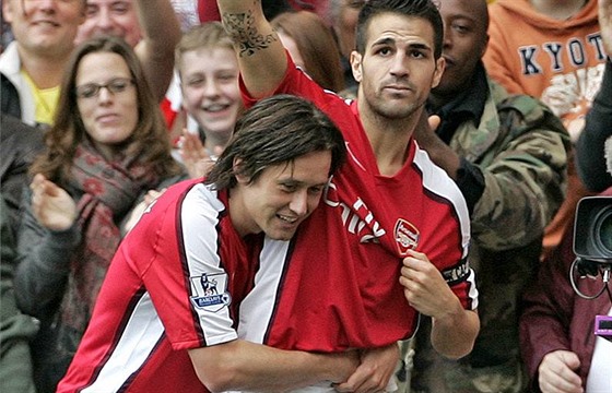 Fotbalisté Arsenalu Cesc Fabregas a Tomá Rosický (vlevo).