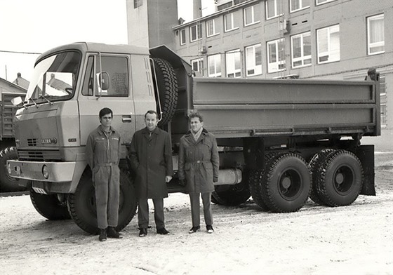 Prototyp tístranného sklápe Tatra 815, uprosted stojí hlavní konstruktér...
