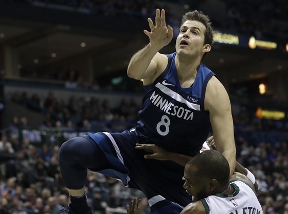 Nemanja Bjelica z Minnesoty si vyskoil na Khrise Middletona z Milwaukee.