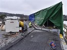 Na mostě nedaleko 149. kilometru dálnice D1 u Jabloňova na Žďársku dělníci...