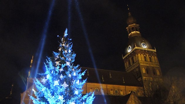 Riga se chlubí prvním vánočním stromečkem vztyčeným před radnicí. Podle legendy... Riga se chlubí prvním vánočním stromečkem vztyčeným před radnicí. Podle legendy...