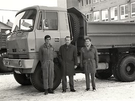 Prototyp tístranného sklápe Tatra 815, uprosted stojí hlavní konstruktér...