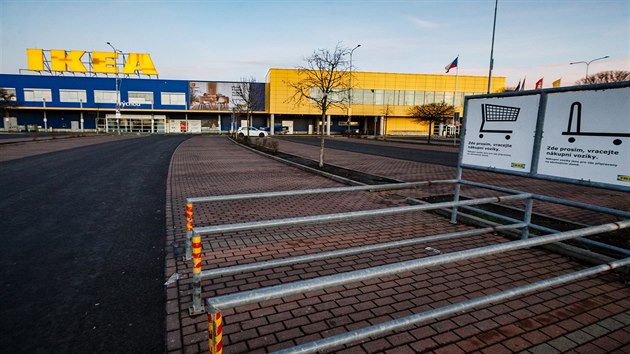 Obchody s rozlohou nad 200 metr tverench mus mt o urench svtcch zaveno, jednm z nich je i IKEA na Zlin.