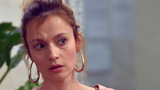 Herečka Lívia Bielovič na natáčení filmu podle předlohy Marie Poledňákové Ten, kdo tě miloval v Březové u Karlových Varů.