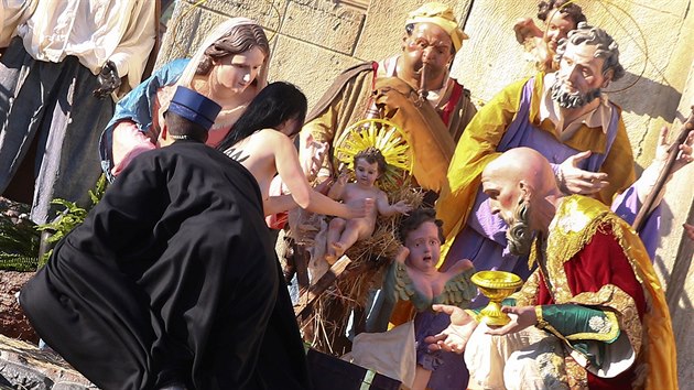Polonah aktivistka Femenu se ve Vatiknu pokusila zmocnit sochy Jeka (25. prosince 2017)
