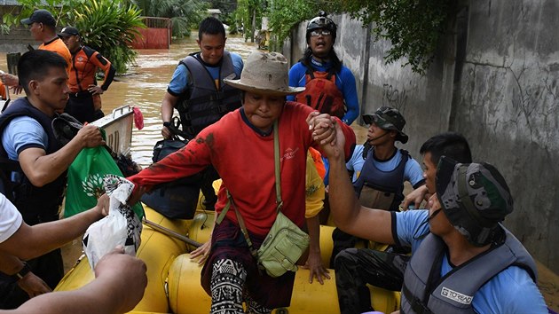 Zchrani pomhaj obtem boue ve filipnskm pstavu Cagayan de Oro (22. prosince 2017).