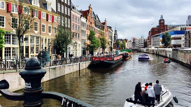 Amsterdam nepat mezi levn destinace, i to lze vyeit levnou letenkou za cenu kolem 50 eur a sdlenm bydlenm.