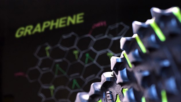 Na podrážkách bot se poprvé objeví nobelovkou oceněný Graphene Na podrážkách bot se poprvé objeví nobelovkou oceněný Graphene