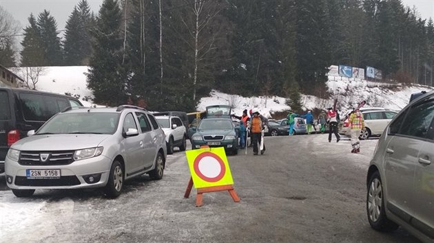 Centrln parkovit u beckho stadionu se zaplnilo u ve tvrt na devt rno.