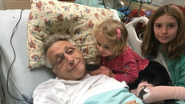 Ji Menzel s dcerami Anikou a Evou v nemocnici (2017)