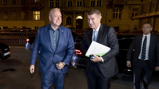 Premiér Andrej Babi s úadujícím éfem SSD Milanem Chovancem pi uvádní...