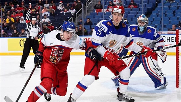 Krytof Hrabk bojuje ped ruskou brankou v utkn mistrovstv svta hokejist do 20 let.