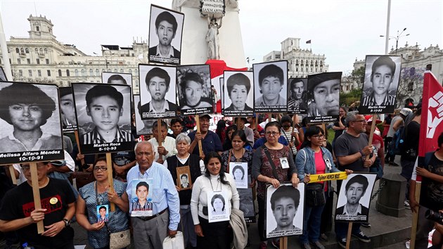 Proti omilostnn nkdejho prezidenta Fujimoriho protestovaly tisce Perunc. (25. prosince 2017)