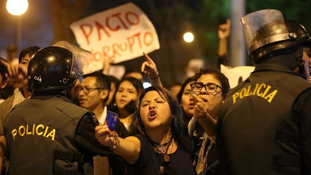 Proti omilostnn nkdejho prezidenta Fujimoriho protestovaly tisce Perunc. (25. prosince 2017)