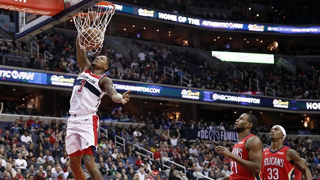 Bradley Beal z Washingtonu zakončuje na koš New Orleans. Darius Miller a Dante Cunningham (vlevo) jen přihlížejí.