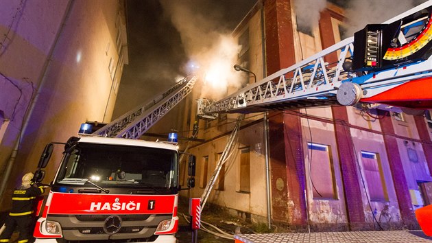 Pi rozshlm poru bval textilky Karnoly v Krnov zasahovalo osmnct jednotek hasi. S ohnm hasii bojovali tyi hodiny. (prosinec 2017)