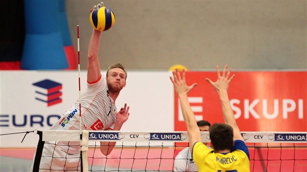 Volejbalista Karlovarska Michal Kriško smečuje v duelu proti Mladosti Záhřeb.