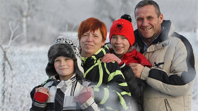 Dominik (vlevo) a Daniel nali po smrti ddy nov domov u Zdeka a jeho ptelkyn Jitky. Znamenalo to pro n mimo jin pesthovat se z Mostu na vesnici.