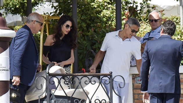 George Clooney, jeho manelka Amal a dvojata Ella a Alexander (Bentky, 3. z 2017)