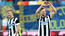 Silvan Widmer (vpravo) z Udine slaví branku naznačením srdíčka. Vlevo se culí... Silvan Widmer (vpravo) z Udine slaví branku naznačením srdíčka. Vlevo se culí...