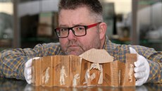 Ředitel sokolovského muzea Michael Rund ukazuje betlém z ženského... Ředitel sokolovského muzea Michael Rund ukazuje betlém z ženského...