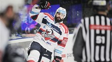 Pardubický Sacha Treille slaví gól v síti Plzně. Pardubický Sacha Treille slaví gól v síti Plzně.