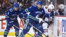 David Kämpf (vpravo) při debutu v NHL za Chicago proti Vancouveru. V souboji s... David Kämpf (vpravo) při debutu v NHL za Chicago proti Vancouveru. V souboji s...