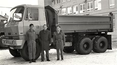 Prototyp třístranného sklápěče Tatra 815, uprostřed stojí hlavní konstruktér... Prototyp třístranného sklápěče Tatra 815, uprostřed stojí hlavní konstruktér...