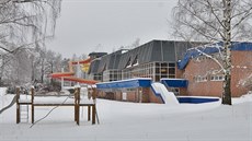 Velká oprava vezme bazénu venkovní terasu. Velká oprava vezme bazénu venkovní terasu.