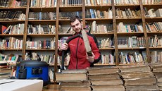 Jenom v knihovně má muzeum přes třicet tisíc svazků. Každý se musí pečlivě... Jenom v knihovně má muzeum přes třicet tisíc svazků. Každý se musí pečlivě...