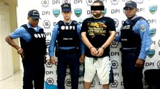 V Hondurasu dopadli Čecha podezřelého z krádeží, loupeží a drogových deliktů. V Hondurasu dopadli Čecha podezřelého z krádeží, loupeží a drogových deliktů.