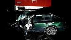 Vlak u Lanžhota narazil do vozu Škoda Octavia, který uvízl na kolejích poté, co... Vlak u Lanžhota narazil do vozu Škoda Octavia, který uvízl na kolejích poté, co...