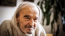 Alfred Kindler žije s manželkou Zdenou v domě ve Včelné. Každý den tvoří ve... Alfred Kindler žije s manželkou Zdenou v domě ve Včelné. Každý den tvoří ve...