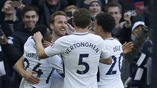 Harry Kane z Tottenhamu přijímá gratulace ke gólu. Harry Kane z Tottenhamu přijímá gratulace ke gólu.