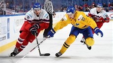 Martin Kaut se v utkání mistrovství světa juniorů probíjí švédskou obranou. Martin Kaut se v utkání mistrovství světa juniorů probíjí švédskou obranou.