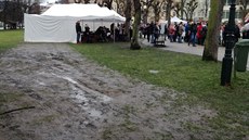 Smetanovy sady připomínají spíš tankodrom, než pěstěný trávník. Smetanovy sady připomínají spíš tankodrom, než pěstěný trávník.