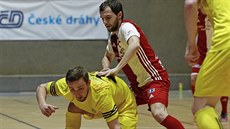 David Vodrážka ve speciálně upraveném žlutém dresu Mýta se pokouší uchránit míč... David Vodrážka ve speciálně upraveném žlutém dresu Mýta se pokouší uchránit míč...