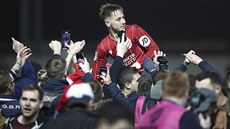 Josh Brownhill z Bristolu slaví s fanoušky nečekaný postup přes Manchester... Josh Brownhill z Bristolu slaví s fanoušky nečekaný postup přes Manchester...
