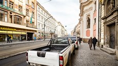 Na Národní třídě, jedné z nejvýznamnějších pražských ulic, parkují auta přímo... Na Národní třídě, jedné z nejvýznamnějších pražských ulic, parkují auta přímo...