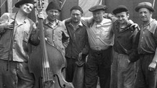 Stanislav Bubeníček (druhý zleva) hudebník a stavěč u cirkusu Čechie. Stanislav Bubeníček (druhý zleva) hudebník a stavěč u cirkusu Čechie.