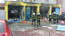 V prostějovském autoservisu začalo po výbuchu hořet, na místě zasahovaly tři... V prostějovském autoservisu začalo po výbuchu hořet, na místě zasahovaly tři...