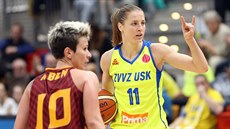 Kateřina Elhotová (u míče) řídí hru USK Praha, bránit se ji chystá Isil... Kateřina Elhotová (u míče) řídí hru USK Praha, bránit se ji chystá Isil...
