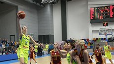 Kateřina Elhotová (u míče) z USK Praha zakončuje na koš Galatasaraye Istanbul.... Kateřina Elhotová (u míče) z USK Praha zakončuje na koš Galatasaraye Istanbul....