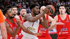 Jamel McLean z Olympiakosu Pireus obklopený protivníky z CSKA Moskva. Vlevo... Jamel McLean z Olympiakosu Pireus obklopený protivníky z CSKA Moskva. Vlevo...