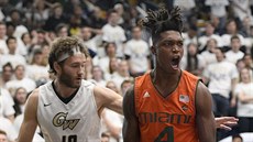 Lonnie Walker IV (vpravo) z Miami se raduje po smei, vlevo Patrick Steeves z...