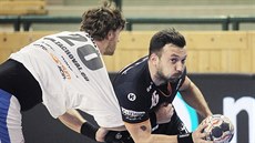 Milan Ivancev (v černém) z Plzně útočí na jičínskou branku přes Ondřeje Šulce. Milan Ivancev (v černém) z Plzně útočí na jičínskou branku přes Ondřeje Šulce.