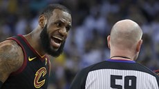 LeBron James z Clevelandu má výhrady k sudímu. LeBron James z Clevelandu má výhrady k sudímu.