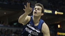 Nemanja Bjelica z Minnesoty si vyskočil na Khrise Middletona z Milwaukee. Nemanja Bjelica z Minnesoty si vyskočil na Khrise Middletona z Milwaukee.