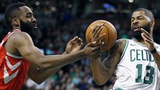 James Harden (vlevo) z Houstonu se snaží obrat Marcuse Morrise z Bostonu. James Harden (vlevo) z Houstonu se snaží obrat Marcuse Morrise z Bostonu.