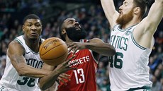 Marcus Smart (vlevo) a Aron Baynes z Bostonu zastavili Jamese Hardena z... Marcus Smart (vlevo) a Aron Baynes z Bostonu zastavili Jamese Hardena z...